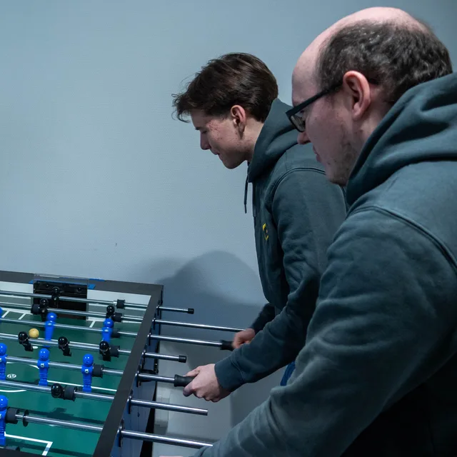Zwei codegiganten am Kickertisch im Büro