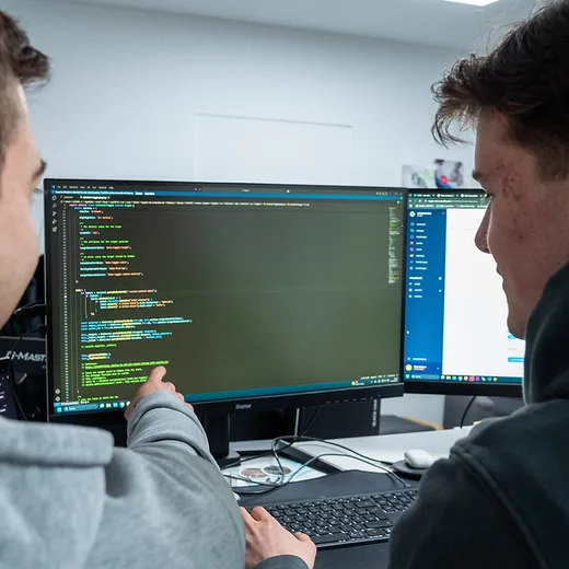Zwei Entwickler der codegiganten am Bildschirm