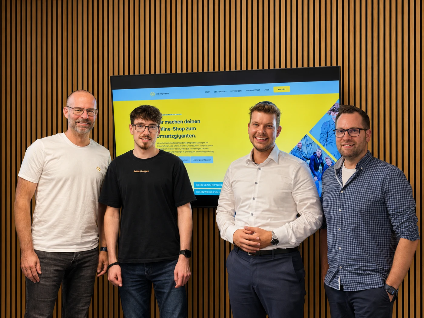 Die Teams von codegiganten und Zenit gemeinsam im Büro vor einem Bildschirm mit einem Shopware-Shop